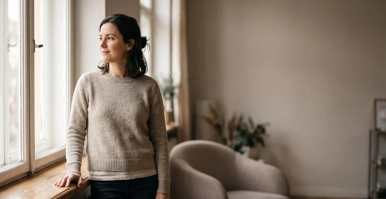 Jeune adulte souriant regardant au loin, symbolisant la construction sereine d'un capital financier sur plusieurs années